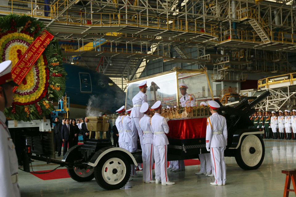 Linh cữu nguyên Chủ tịch nước, Đại tướng Lê Đức Anh được chuyển từ máy bay xuống xe tang tại sân bay quốc tế Tân Sơn Nhất (TP Hồ Chí Minh). (Ảnh: Thanh Vũ/TTXVN)