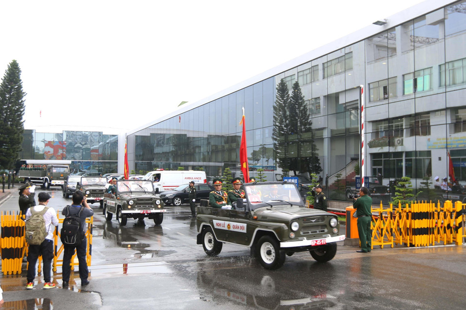 Đoàn xe tang chở linh cữu nguyên Chủ tịch nước, Đại tướng Lê Đức Anh rời sân bay quốc tế Tân Sơn Nhất, di chuyển trên các tuyến đường trên hành trình về Nghĩa trang TP Hồ Chí Minh. (Ảnh: Thanh Vũ/TTXVN)