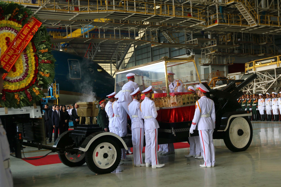 Linh cữu nguyên Chủ tịch nước, Đại tướng Lê Đức Anh được chuyển từ máy bay xuống xe tang tại sân bay quốc tế Tân Sơn Nhất (TP Hồ Chí Minh). (Ảnh: Thanh Vũ/TTXVN)