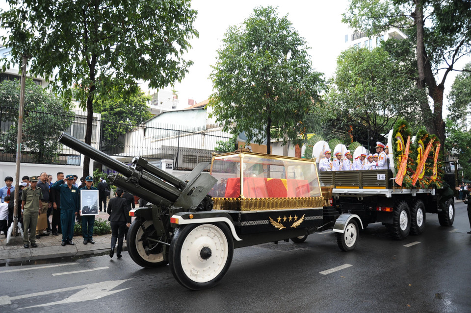 Đoàn xe tang chở linh cữu đi qua nhà riêng của nguyên Chủ tịch nước, Đại tướng Lê Đức Anh ở số 240 Pasteur, phường 6, Quận 3. (Ảnh: An Hiếu/TTXVN)