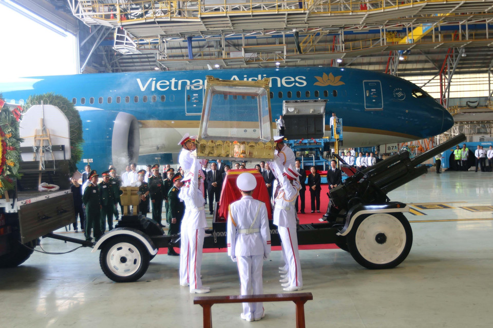 Linh cữu nguyên Chủ tịch nước, Đại tướng Lê Đức Anh được chuyển từ máy bay xuống xe tang tại sân bay quốc tế Tân Sơn Nhất (TP Hồ Chí Minh). (Ảnh: Thanh Vũ/TTXVN)