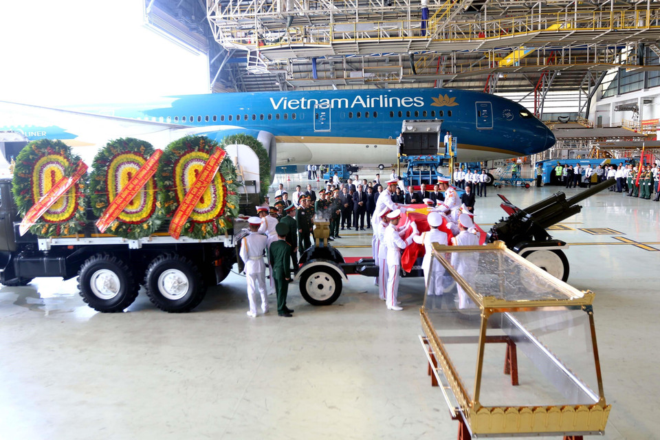 Linh cữu nguyên Chủ tịch nước, Đại tướng Lê Đức Anh được chuyển từ máy bay xuống xe tang tại sân bay quốc tế Tân Sơn Nhất (TP Hồ Chí Minh). (Ảnh: Thanh Vũ/TTXVN)