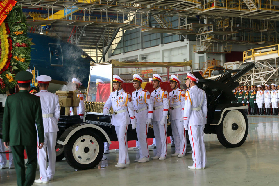 Linh cữu nguyên Chủ tịch nước, Đại tướng Lê Đức Anh được chuyển từ máy bay xuống xe tang tại sân bay quốc tế Tân Sơn Nhất (TP Hồ Chí Minh). (Ảnh: Thanh Vũ/TTXVN)