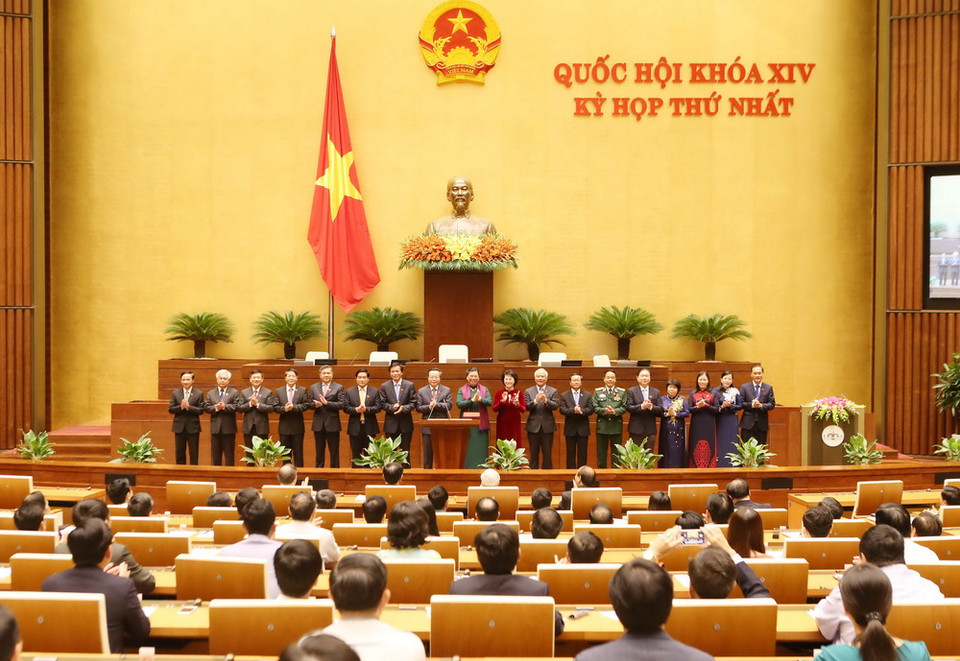 Các Ủy viên Ủy ban Thường vụ Quốc hội khóa XIV ra mắt. (Ảnh: Trọng Đức/TTXVN)