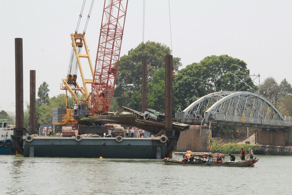 Trục vớt thành công tàu đẩy sà lan đâm sập cầu Ghềnh. (Ảnh: Sỹ Tuyên/Vietnam+)