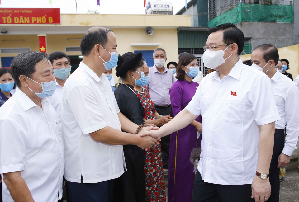 Chủ tịch Quốc hội Vương Đình Huệ với cử tri tại đơn vị bỏ phiếu số 2, phường An Tường, thành phố Tuyên Quang. (Ảnh: Doãn Tấn/TTXVN)