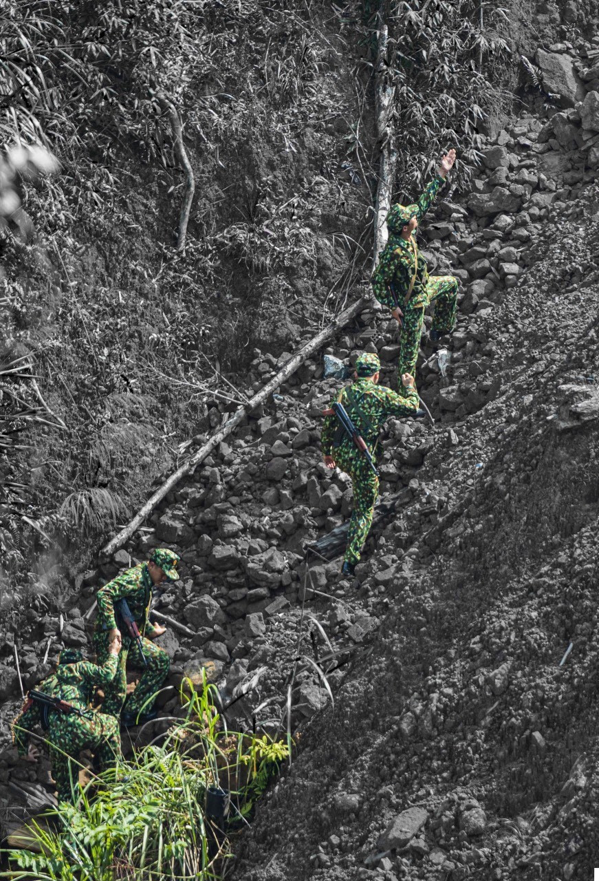 Bộ đội biên phòng Quảng Nam kết hợp công tác tuần tra bảo vệ đường biên với công tác phòng chống dịch. (Ảnh: Đoàn Hữu Trung/TTXVN)