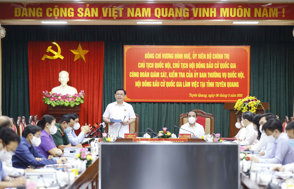 Chủ tịch Quốc hội Vương Đình Huệ phát biểu tại buổi làm việc với Ủy ban bầu cử tỉnh Tuyên Quang. (Ảnh: Doãn Tấn/TTXVN)