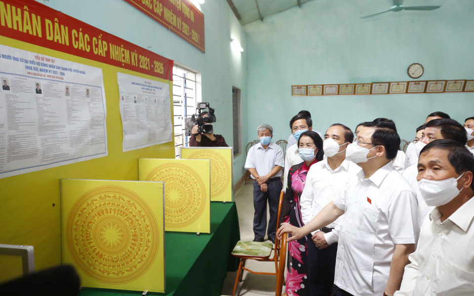 Chủ tịch Quốc hội Vương Đình Huệ kiểm tra công tác bầu cử tại đơn vị bỏ phiếu số 2, phường An Tường, thành phố Tuyên Quang. (Ảnh: Doãn Tấn/TTXVN)