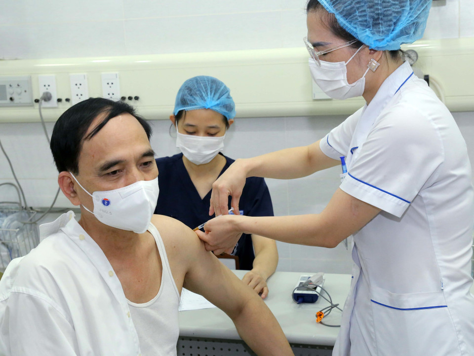 Tiêm vaccine phòng COVID-19 cho cán bộ, nhân viên Bộ Y tế. (Ảnh: Hoàng Hiếu/TTXVN)