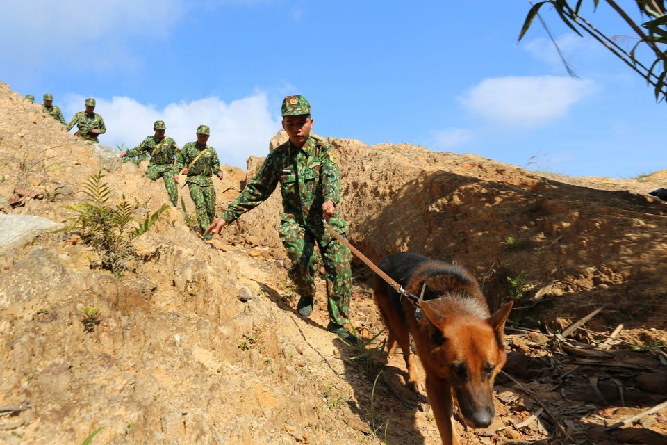 Cán bộ, chiến sỹ biên phòng tăng cường tuần tra dọc các tuyến đường mòn lối mở khu vực biên giới với tỉnh Sê Kông (Lào). (Ảnh: Đoàn Hữu Trung/TTXVN)