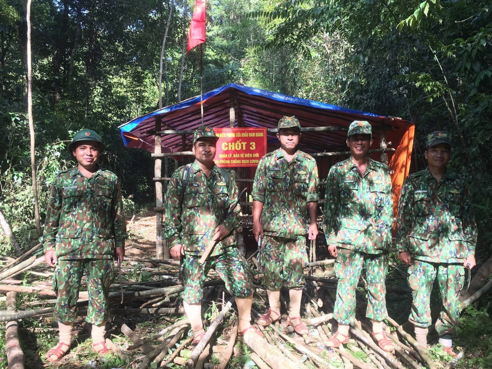 Thêm một chốt chặn mới đã được Đồn biên phòng cửa khẩu Nam Giang dựng xong để tăng cường khả năng phòng chống dịch. (Ảnh: Đoàn Hữu Trung/TTXVN)