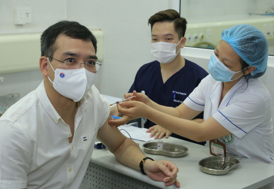 Tiêm vaccine phòng COVID-19 cho cán bộ, nhân viên Bộ Y tế. (Ảnh: Hoàng Hiếu/TTXVN)