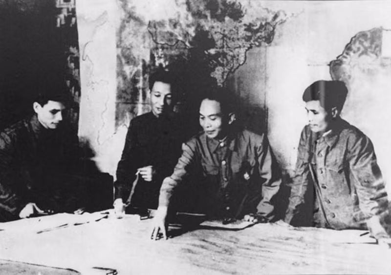 Tổng quân ủy, Bộ Tổng Tư lệnh họp bàn kế hoạch tác chiến Đông-Xuân 1953-1954. Từ phải sang trái: Chủ nhiệm Tổng cục Chính trị Nguyễn Chí Thanh, Đại tướng Tổng Tư lệnh Võ Nguyên Giáp, Chủ nhiệm Tổng cục Cung cấp Trần Đăng Ninh, Tổng Tham mưu trưởng Văn Tiến Dũng. (Ảnh: TTXVN)