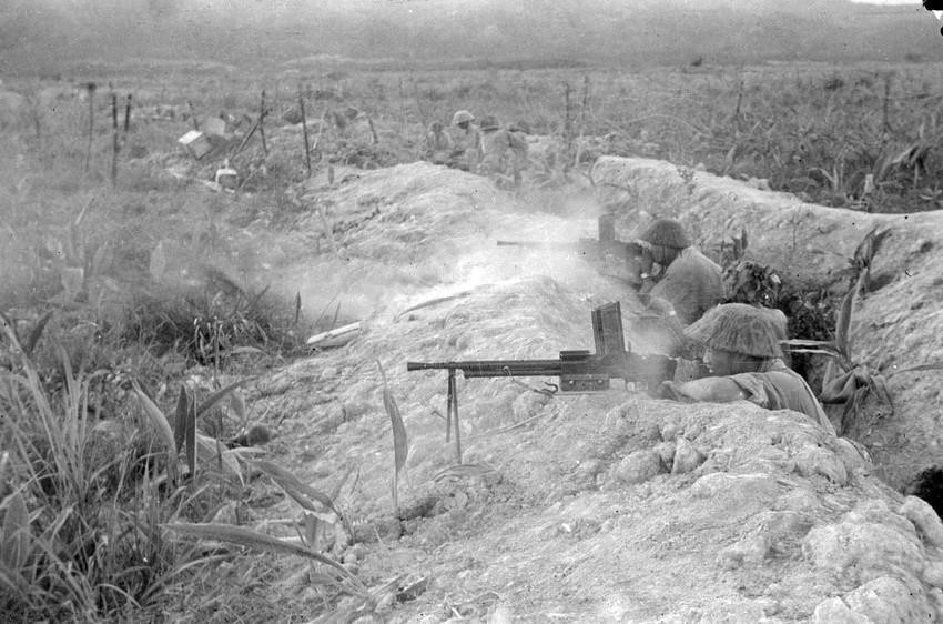 Trong đợt hai của chiến dịch (bắt đầu từ ngày 31/3/1954), Trung đoàn 36, Đại đoàn 308 đã sáng tạo ra chiến thuật bao vây đánh lấn, tiêu diệt hai vị trí địch 106 và 206 bảo vệ phía tây sân bay Mường Thanh. Trong ảnh: Cuộc chiến đấu ác liệt diễn ra tại cứ điểm 206. (Ảnh: TTXVN)