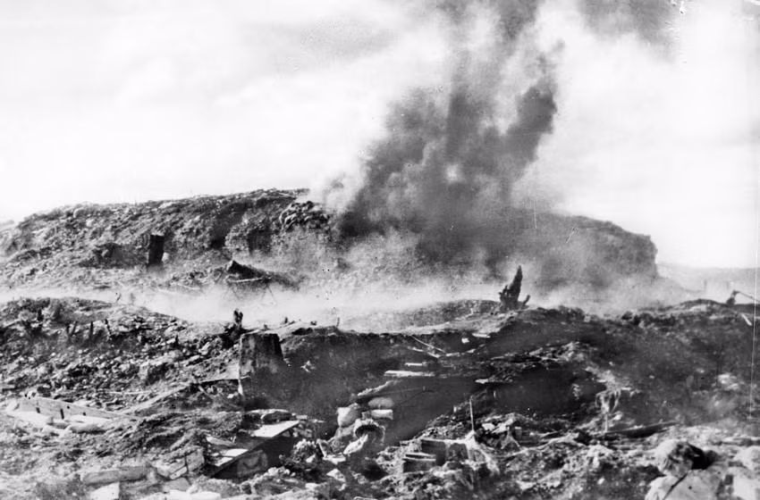 Ngày 6/5/1954, ta mở cuộc tổng công kích vào Điện Biên Phủ. Khối bộc phá với 964kg thuốc nổ vào lúc 20 giờ 30 phút đã phá tan các lô cốt và hầm ngầm cố thủ của địch trên đồi A1 - vị trí quan trọng ở Điện Biên Phủ. (Ảnh: TTXVN)