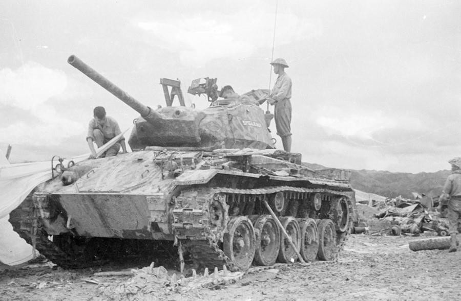 Nhiều vũ khí, khí tài quân sự, trong đó có xe tăng của Mỹ bị ta phá hủy hoặc thu được tại mặt trận Điện Biên Phủ. (Ảnh: TTXVN)