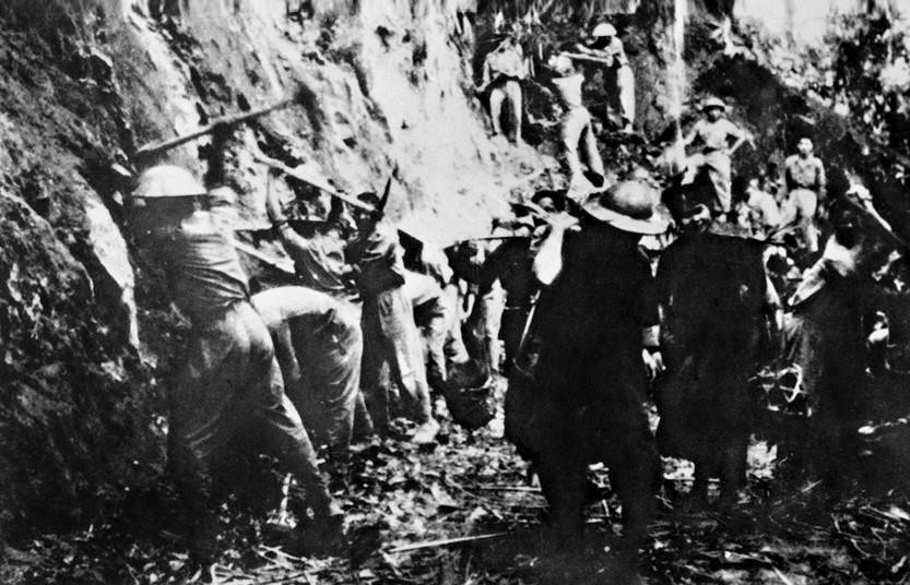 Bộ đội cùng đồng bào các dân tộc Tây Bắc xẻ núi, làm đường vào trận địa. (Ảnh: TTXVN)