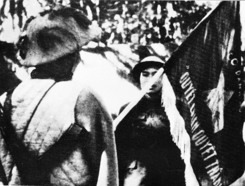 Đại đội trưởng đại đội chủ công của Đại đoàn 312 nhận cờ Quyết Thắng trước khi đánh cứ điểm Him Lam, mở màn chiến dịch Điện Biên Phủ, ngày 13/3/1954. (Ảnh: TTXVN)