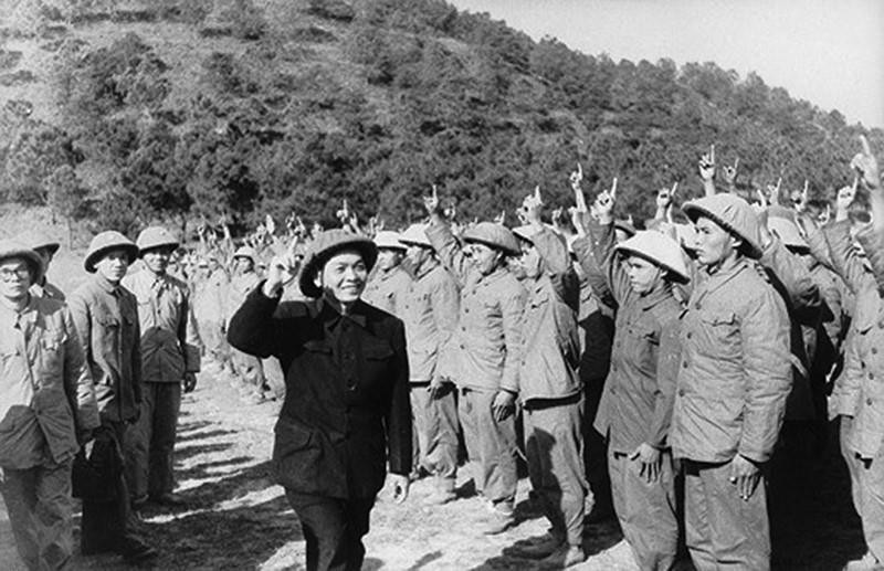 Đại tướng Võ Nguyên Giáp chung vui cùng các chiến sỹ trong lễ mừng chiến thắng, tổ chức tại Sở chỉ huy ở Mường Phăng. (Ảnh: TTXVN)