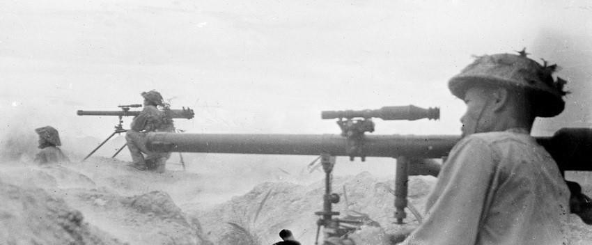 Một đơn vị súng DKZ yểm hộ lực lượng xung kích tiến đánh khu trung tâm tập đoàn cứ điểm Điện Biên Phủ. (Ảnh: TTXVN)