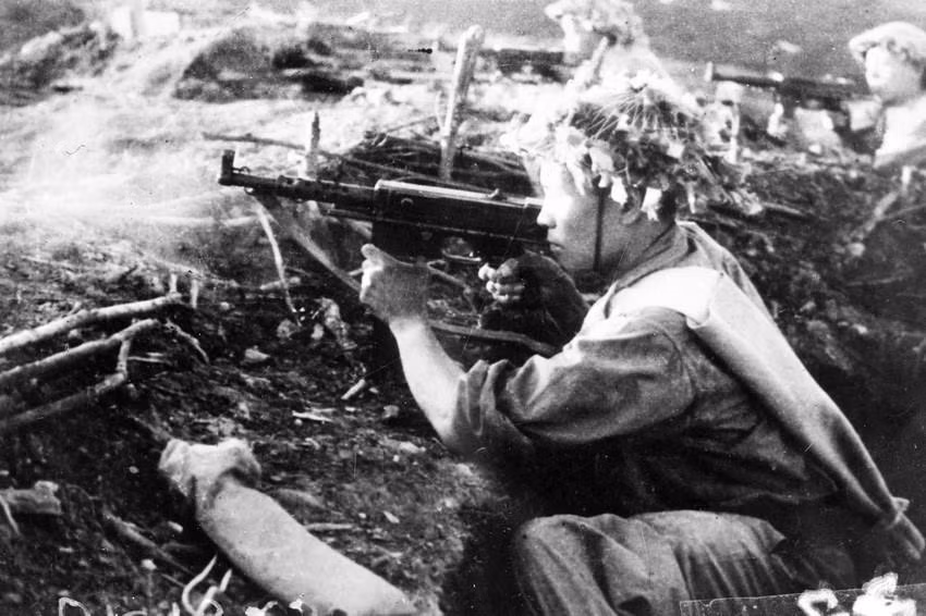 Ngày 31/3/1954, quân ta mở đợt tấn công thứ hai vào Tập đoàn cứ điểm Điện Biên Phủ, nhiệm vụ tập trung vào dãy cao điểm phía Đông, khu sân bay Mường Thanh. Trong ảnh: Cuộc chiến đấu diễn ra ác liệt trên khu vực đồi C. (Ảnh: TTXVN)