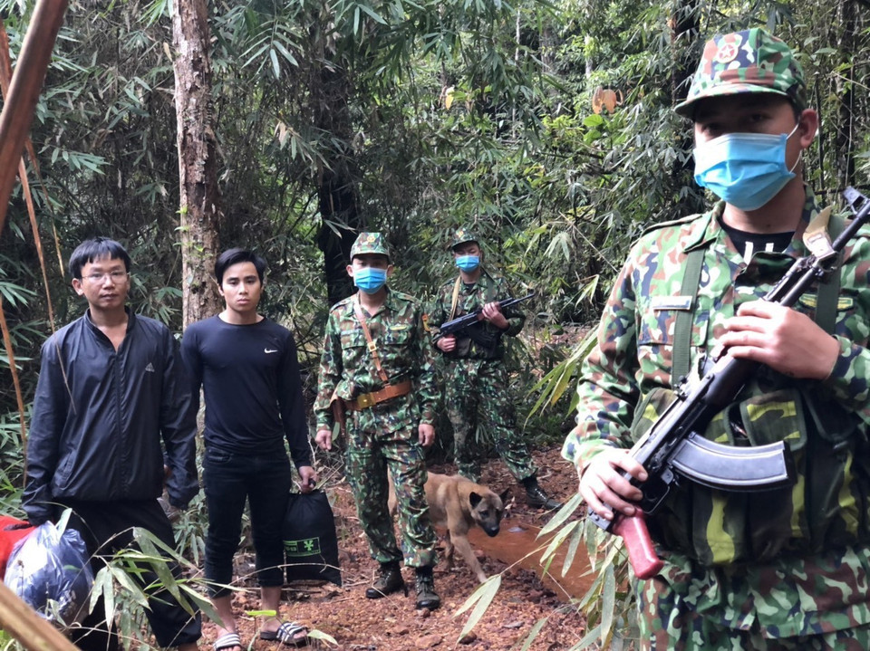 Hai đối tượng nhập cảnh trái phép bị đồn biên phòng cửa khẩu Nam Giang bắt giữ và đưa vào khu cách ly theo quy định. (Ảnh: Đoàn Hữu Trung/TTXVN)