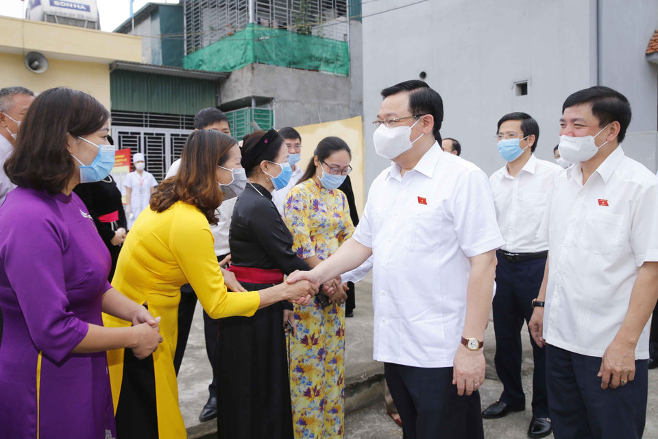 Chủ tịch Quốc hội Vương Đình Huệ với cử tri tại đơn vị bỏ phiếu số 2, phường An Tường, thành phố Tuyên Quang. (Ảnh: Doãn Tấn/TTXVN)