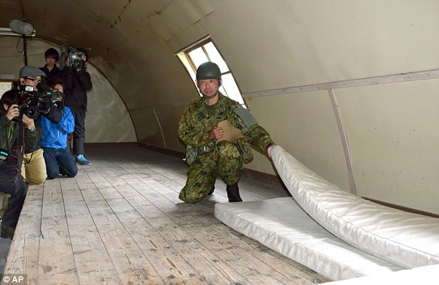 Một binh sỹ đến ngôi nhà lấy nước và thấy Yamato nằm trên đệm. (Nguồn: AP)