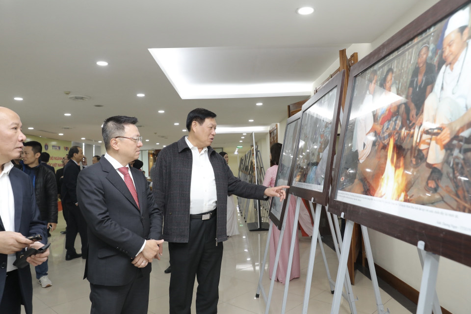 Đại biểu tham quan triển lãm ảnh về ngành y. (Ảnh: Minh Quyết/TTXVN)