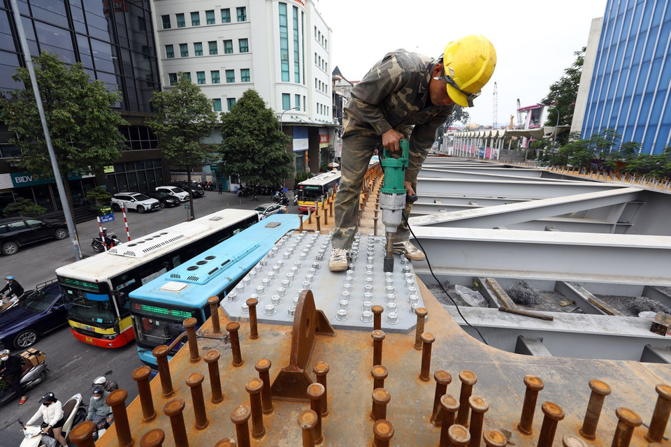 Đơn vị thi công đang khẩn trương hoàn thiện hạng mục kết cấu dầm thép. (Ảnh: Huy Hùng/TTXVN)