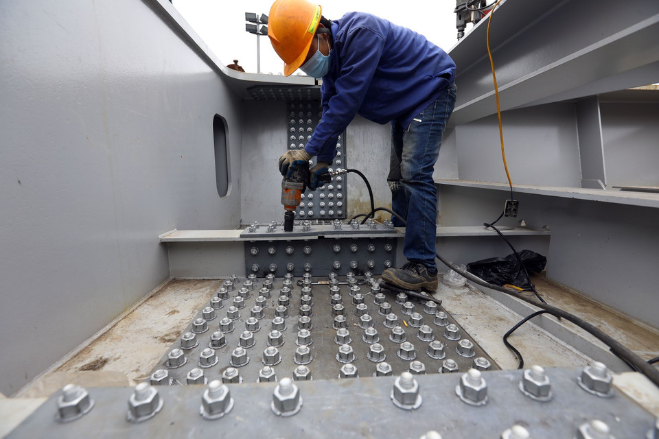 Đến thời điểm này, đơn vị thi công đã hợp long đốt dầm cuối cùng tại điểm cong nối phố Chùa Bộc và Phạm Ngọc Thạch, đang gấp rút triển khai các hạng mục tiếp theo như đổ bêtông nhựa asphalt, lắp đặt hệ thống lan can để kịp thời thông xe vào cuối tháng 4/2023. (Ảnh: Huy Hùng/TTXVN)