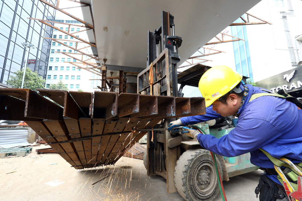 Đơn vị thi công đang làm các hạng mục cốt pha để đổ bêtông đốt dầm đầu tiên. (Ảnh: Huy Hùng/TTXVN)