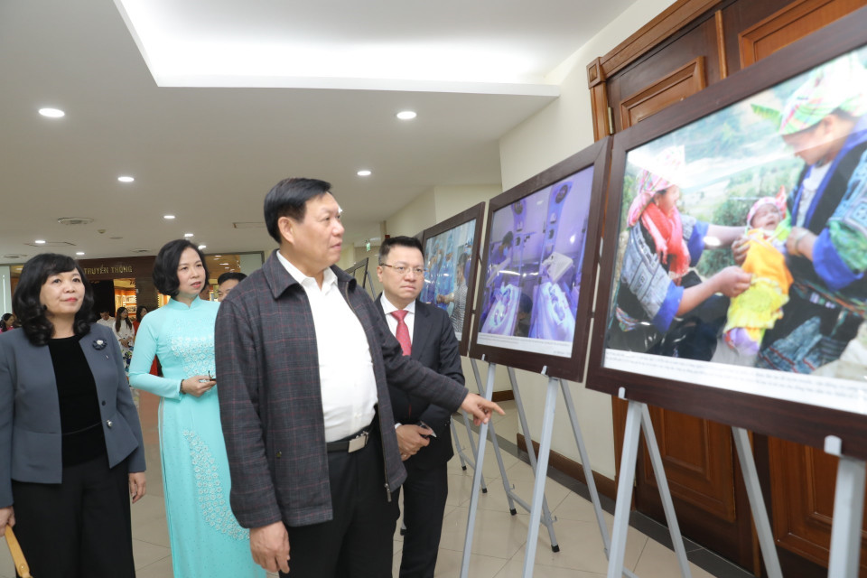 Đại biểu tham quan triển lãm ảnh về ngành y. (Ảnh: Minh Quyết/TTXVN)