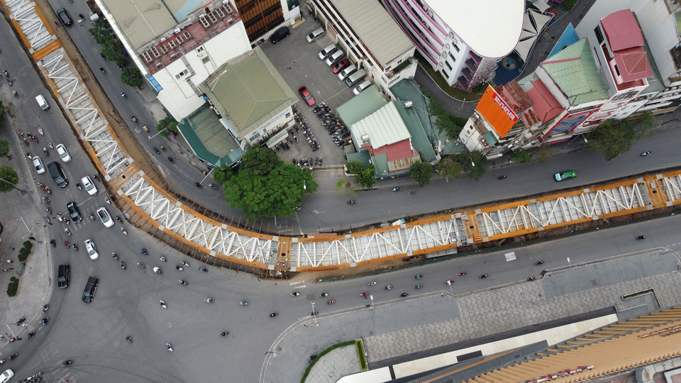 Đến nay công tác hợp long dầm cầu đã hoàn thành. (Ảnh: Huy Hùng/TTXVN)