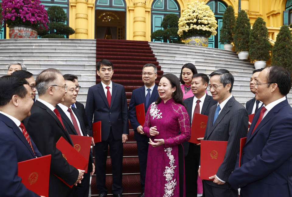 Quyền Chủ tịch nước Võ Thị Ánh Xuân với các đại sứ. (Ảnh: Thống Nhất/TTXVN)