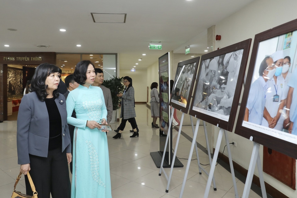 Tổng giám đốc TTXVN Vũ Việt Trang cùng các đại biểu tham quan triển lãm ảnh về ngành y. (Ảnh: Minh Quyết/TTXVN)