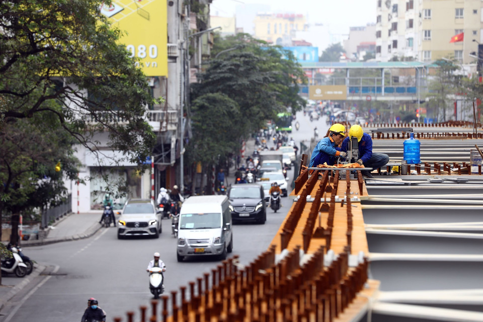 Thi công các hạng mục kết cấu trên của cầu vượt. (Ảnh: Huy Hùng/TTXVN)