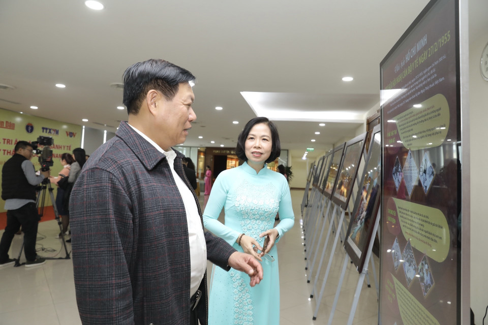 Tổng giám đốc TTXVN Vũ Việt Trang và Thứ trưởng Thường trực Bộ Y tế Đỗ Xuân Tuyên tham quan triển lãm ảnh về ngành y trưng bày tại trụ sở TTXVN. (Ảnh: Minh Quyết/TTXVN)