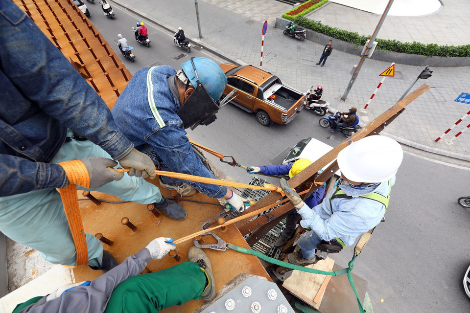 Hoàn thiện phần cốt pha chuẩn bị đổ bêtông bản mặt cầu..(Ảnh: Huy Hùng/TTXVN)