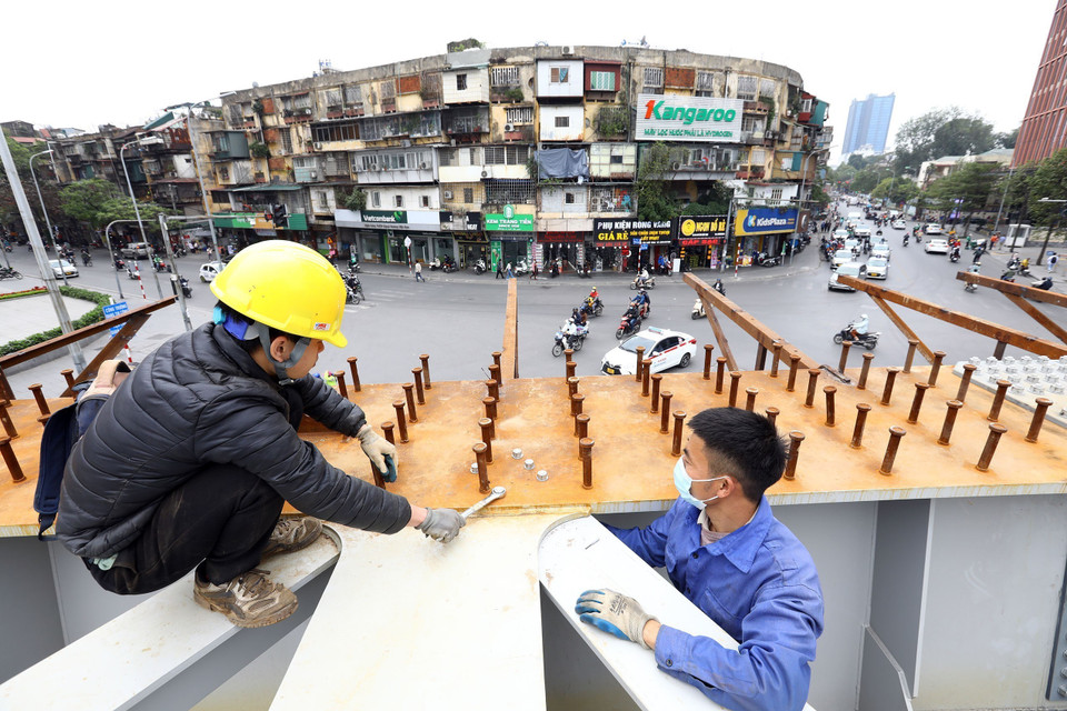 Công trình cầu vượt chữ C dài hơn 320m, rộng 9m, tổ chức giao thông hai chiều từ Phạm Ngọc Thạch đi Chùa Bộc, có tổng mức đầu tư xây dựng 147,2 tỷ đồng. (Ảnh: Huy Hùng/TTXVN) 
