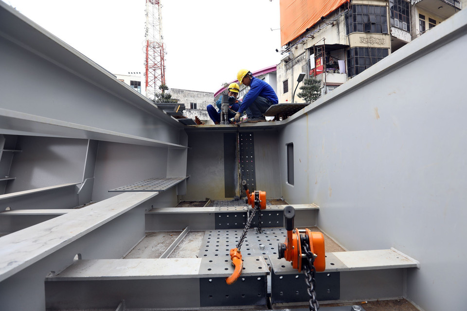 Khoan lỗ để bắt bu lông gia cố các nốt dầm thép. (Ảnh: Huy Hùng/TTXVN)