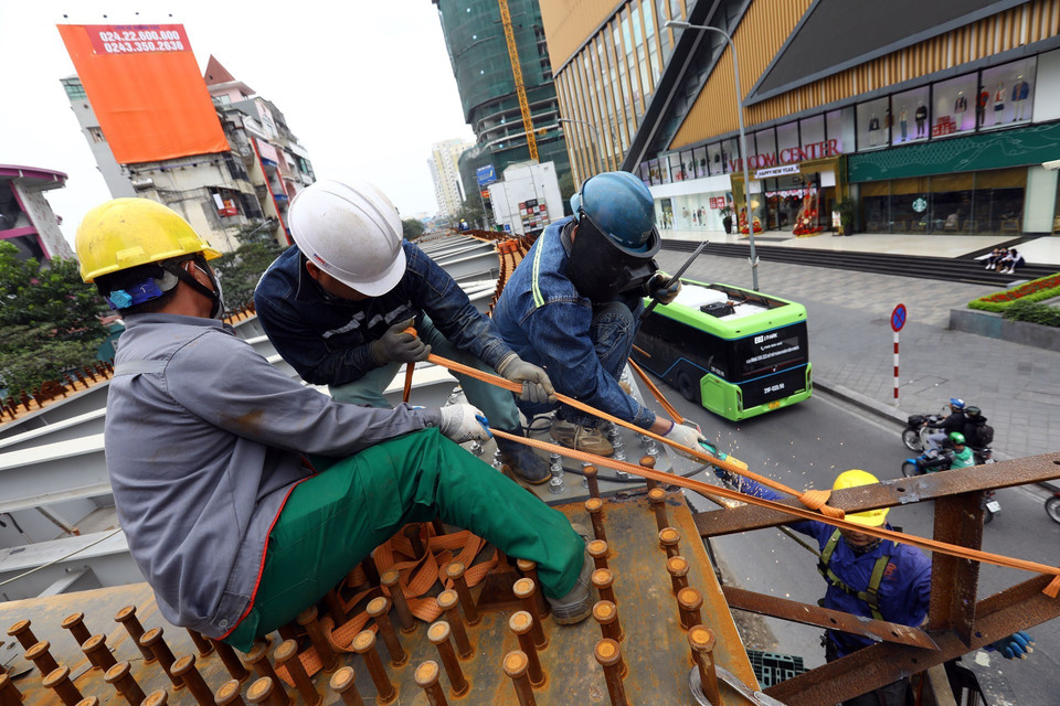 Thi công phần giàn giáo để chuẩn bị đổ bêtông bản mặt cầu. (Ảnh: Huy Hùng/TTXVN)