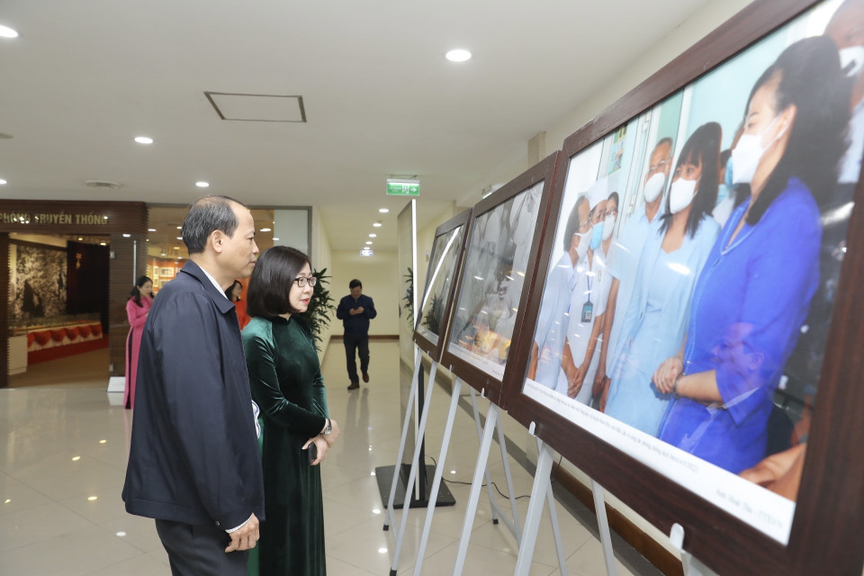 Hình ảnh đại biểu tham quan triển lãm ảnh về ngành y. (Ảnh: Minh Quyết/TTXVN)