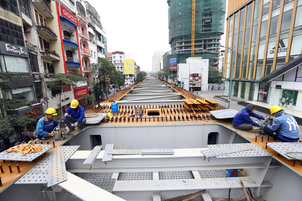 Cầu vượt chữ C nút giao thông Phạm Ngọc Thạch (Hà Nội) được khởi công tháng 11/2021, dự kiến ban đầu hoàn thành trong tháng 6/2022, trải qua 2 lần lùi tiến độ, đến nay đã hoàn thành được 80% khối lượng và sẽ hoàn thành vào cuối tháng 4/2023. (Ảnh: Huy Hùng/TTXVN) 