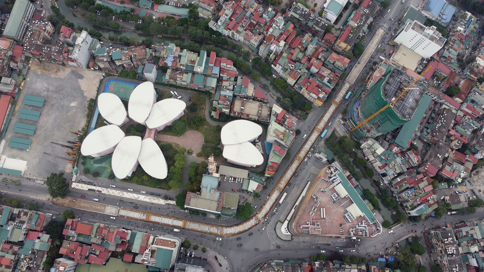 Cầu vượt thép được lắp ghép theo hình chữ C dài hơn 320m, rộng 9m, tổ chức giao thông hai chiều từ Phạm Ngọc Thạch đi Chùa Bộc cho hai làn xe hỗn hợp. (Ảnh: Huy Hùng/TTXVN)