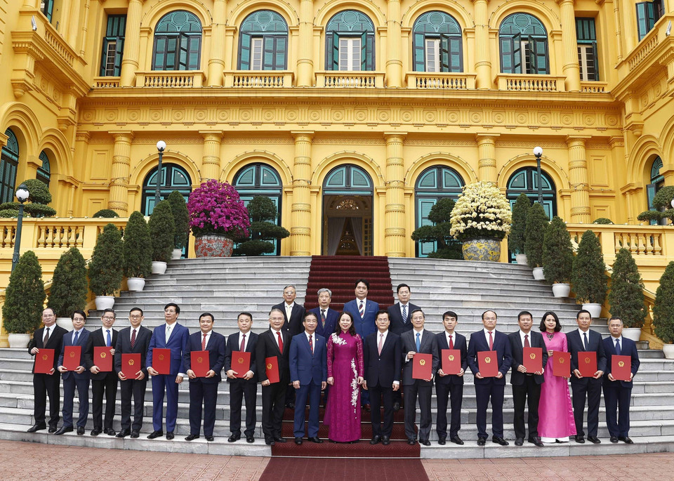 Quyền Chủ tịch nước Võ Thị Ánh Xuân với các đại sứ. (Ảnh: Thống Nhất/TTXVN)