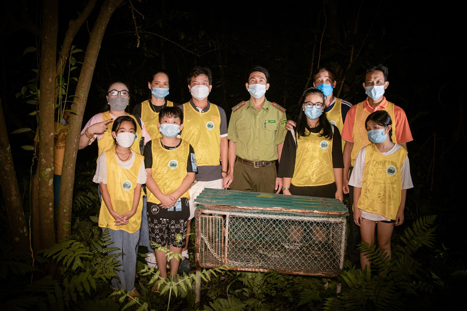 Một số em nhỏ chụp ảnh lưu niệm trong đêm tái thả động vật ở Cúc Phương. (Ảnh:Vietnam+)