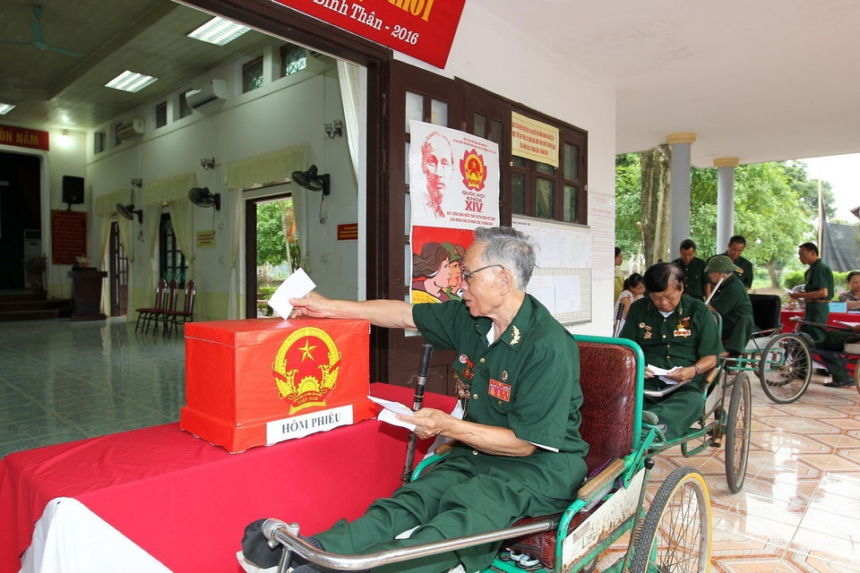 Thương binh đang điều dưỡng tại Trung tâm điều dưỡng thương binh Duy Tiên (tỉnh Hà Nam) bỏ phiếu bầu cử đại biểu Quốc hội khóa XIV. (Ảnh: Quốc Khánh/TTXVN)