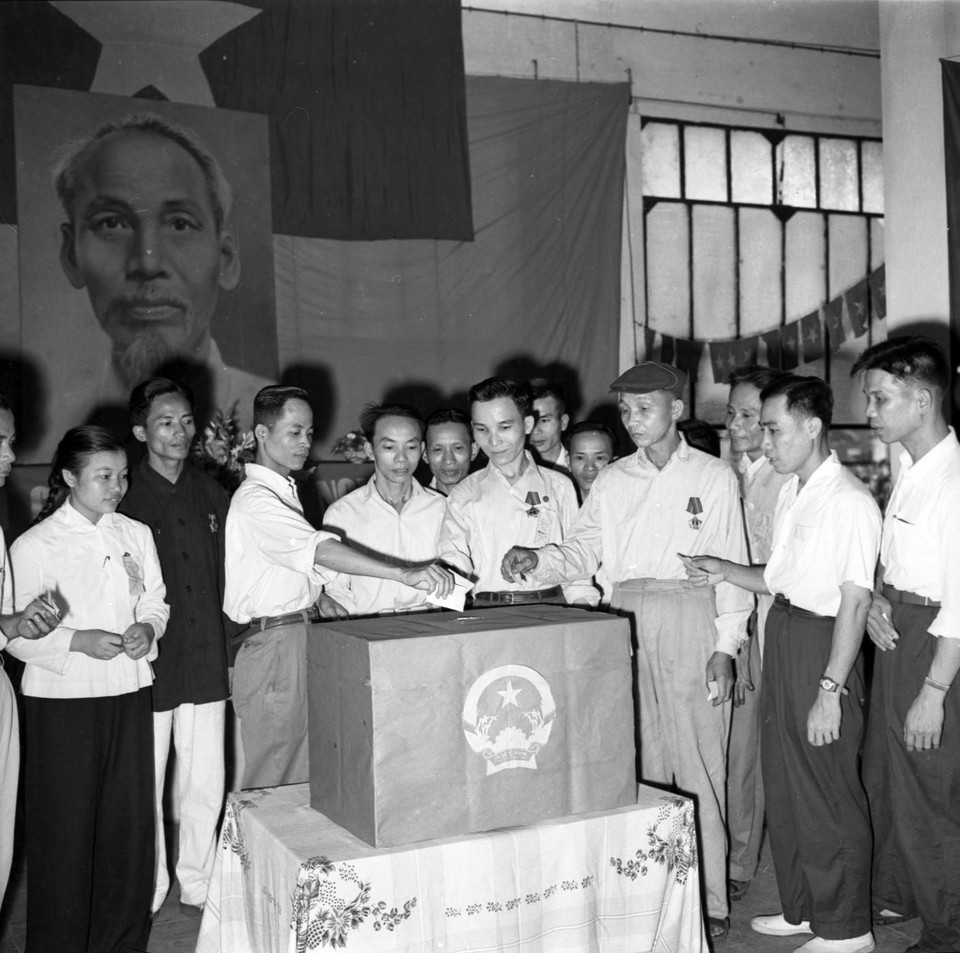 Công nhân Nhà máy sửa chữa ôtô 1-5 (Hà Nội) bỏ phiếu bầu cử Quốc hội khóa II. (Ảnh: TTXVN)